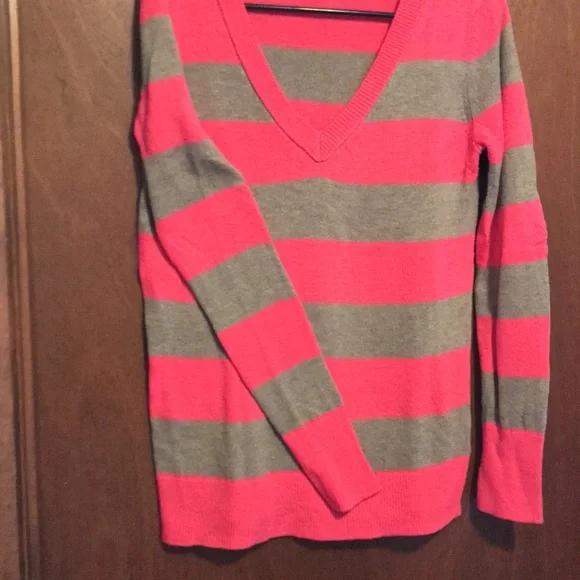 Cute striped sweater. M - Picture 3 of 4
